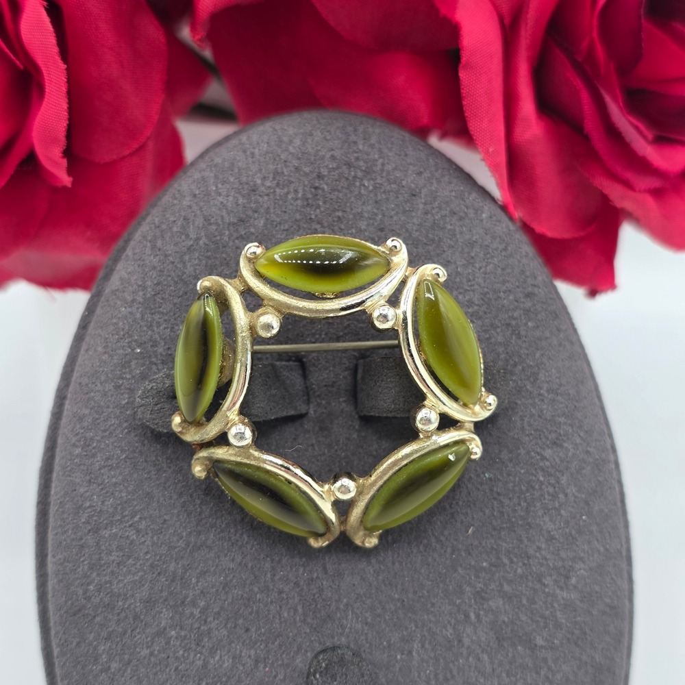 Emmons Vintage Wreath Brooch Olive Green Marquise Thermoset Gold Tone 1.5 Inch